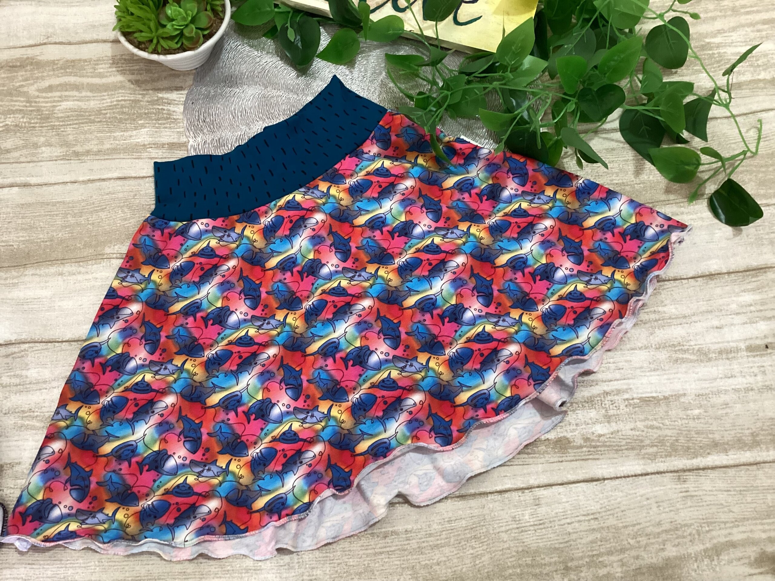 Falda con pantalón 6/9 años. Tiburones de colores. Acuarela. Punto. - 2