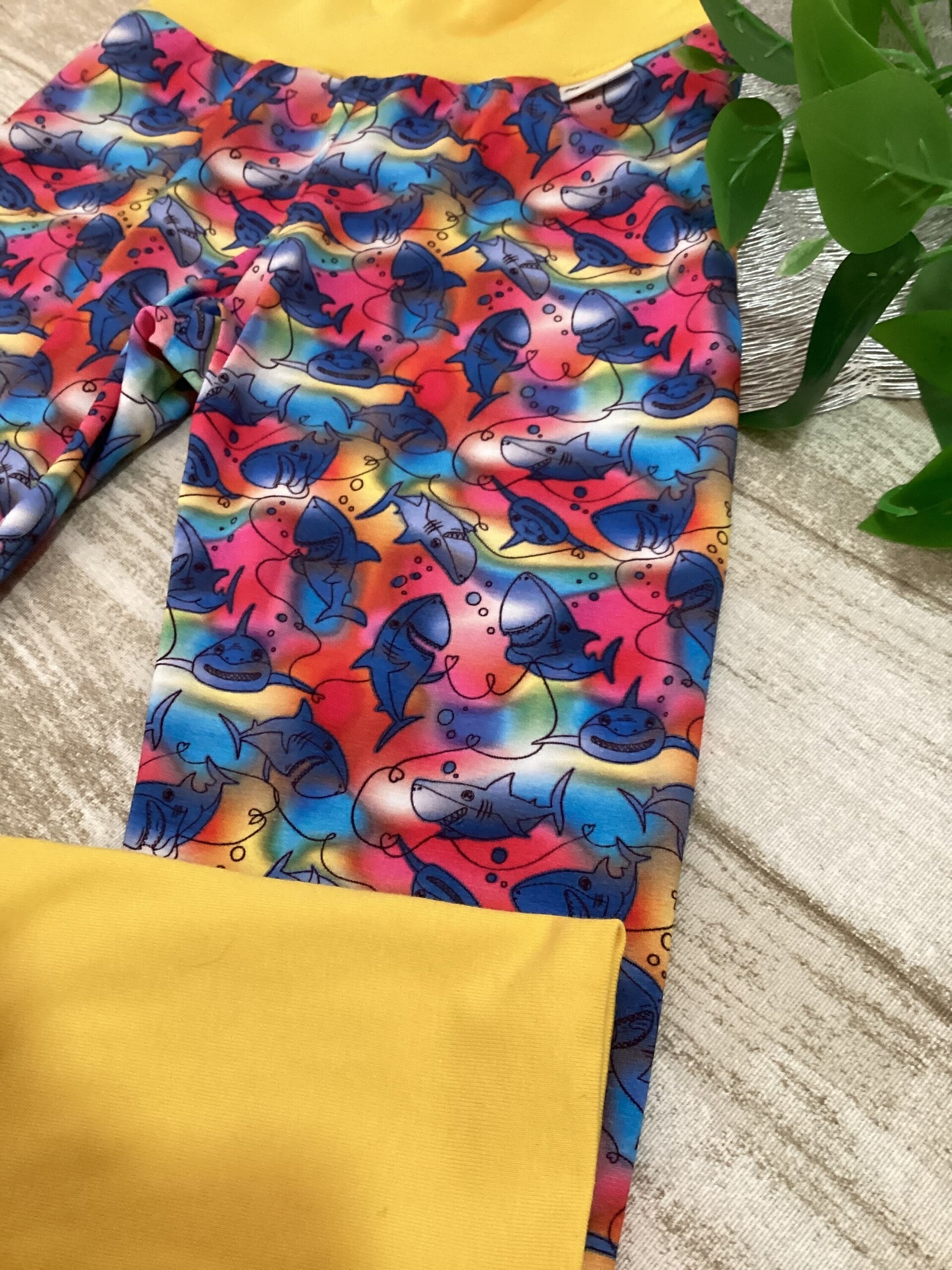 Pantalón leggins 3/6 años. Tiburones de colores. Punto camiseta - 2