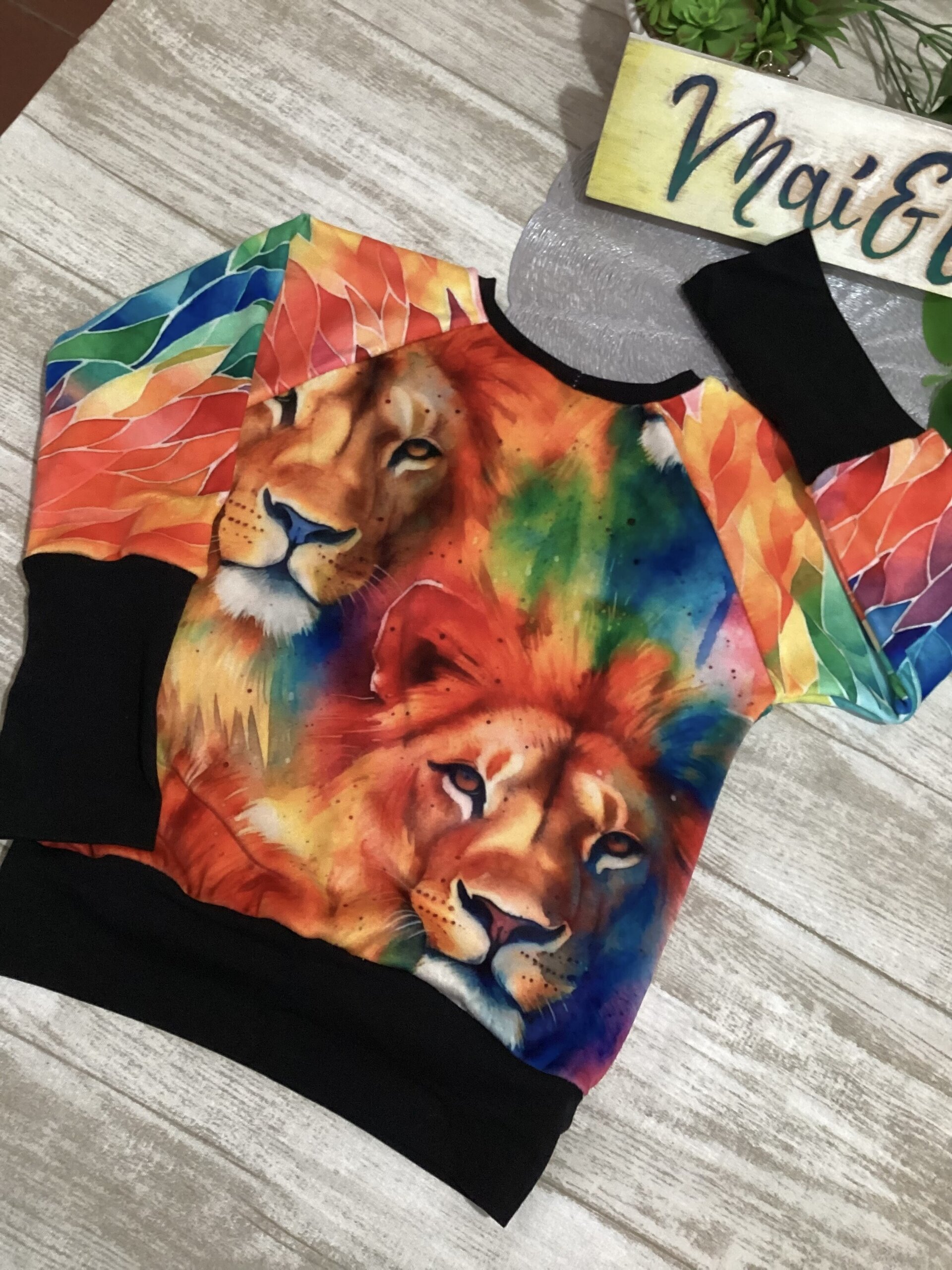 Sudadera evolutiva 3/6 años. Fluffiest. León multicolor acuarela. Plumas. Gotas. - 3