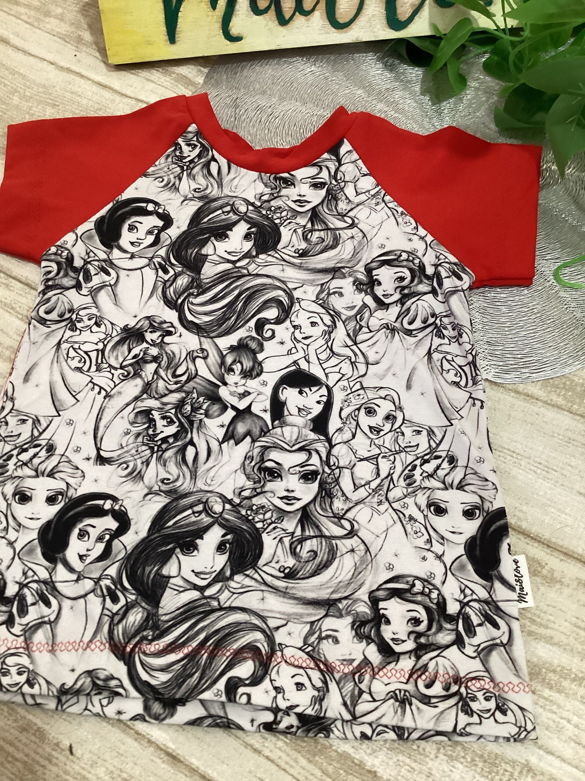 Camiseta talla 2. Princesas pintadas a lápiz. Punto - 3