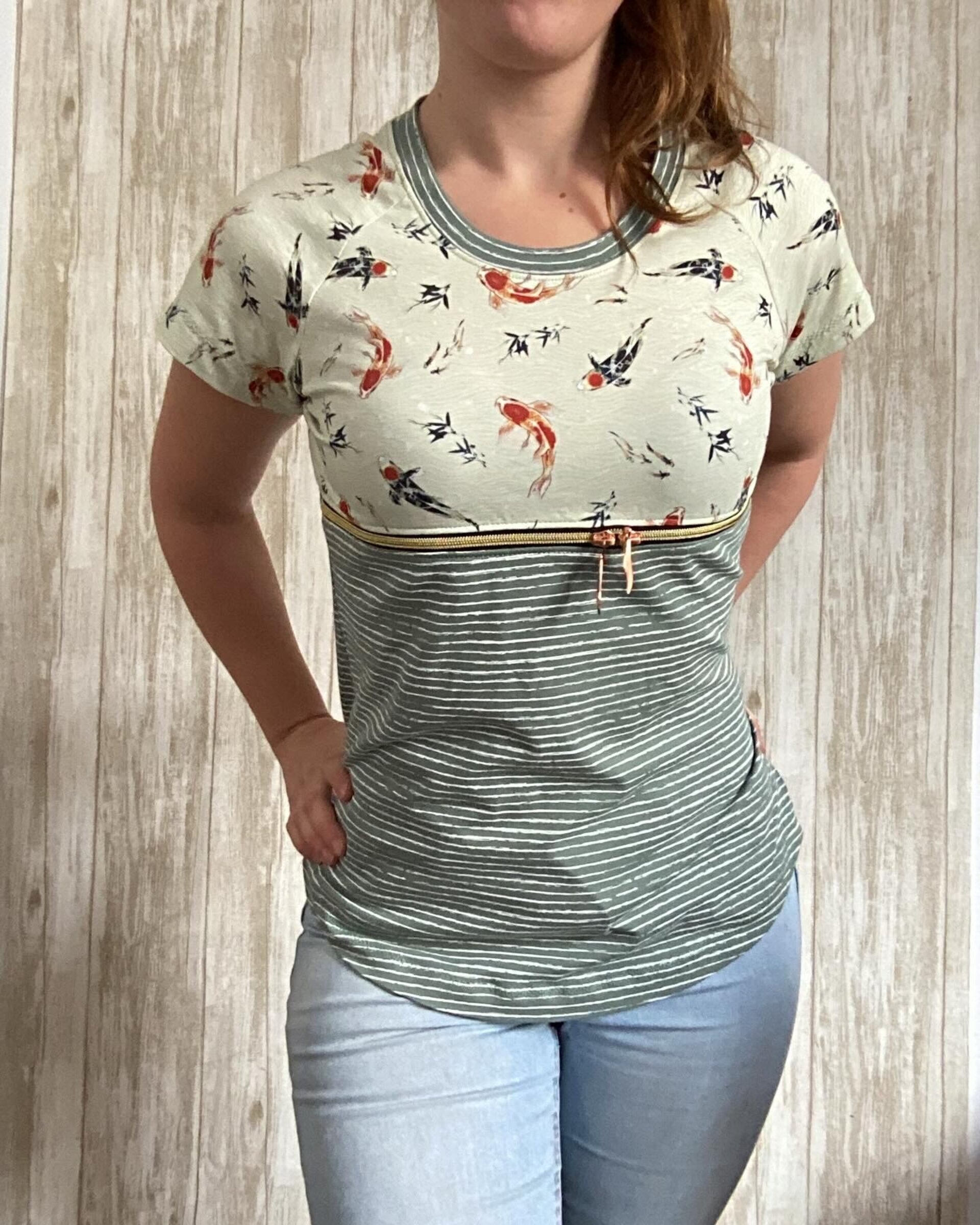 Camiseta “Diana”. Talla S/M .Con cremallera para lactancia. Peces koi y rayas - 2