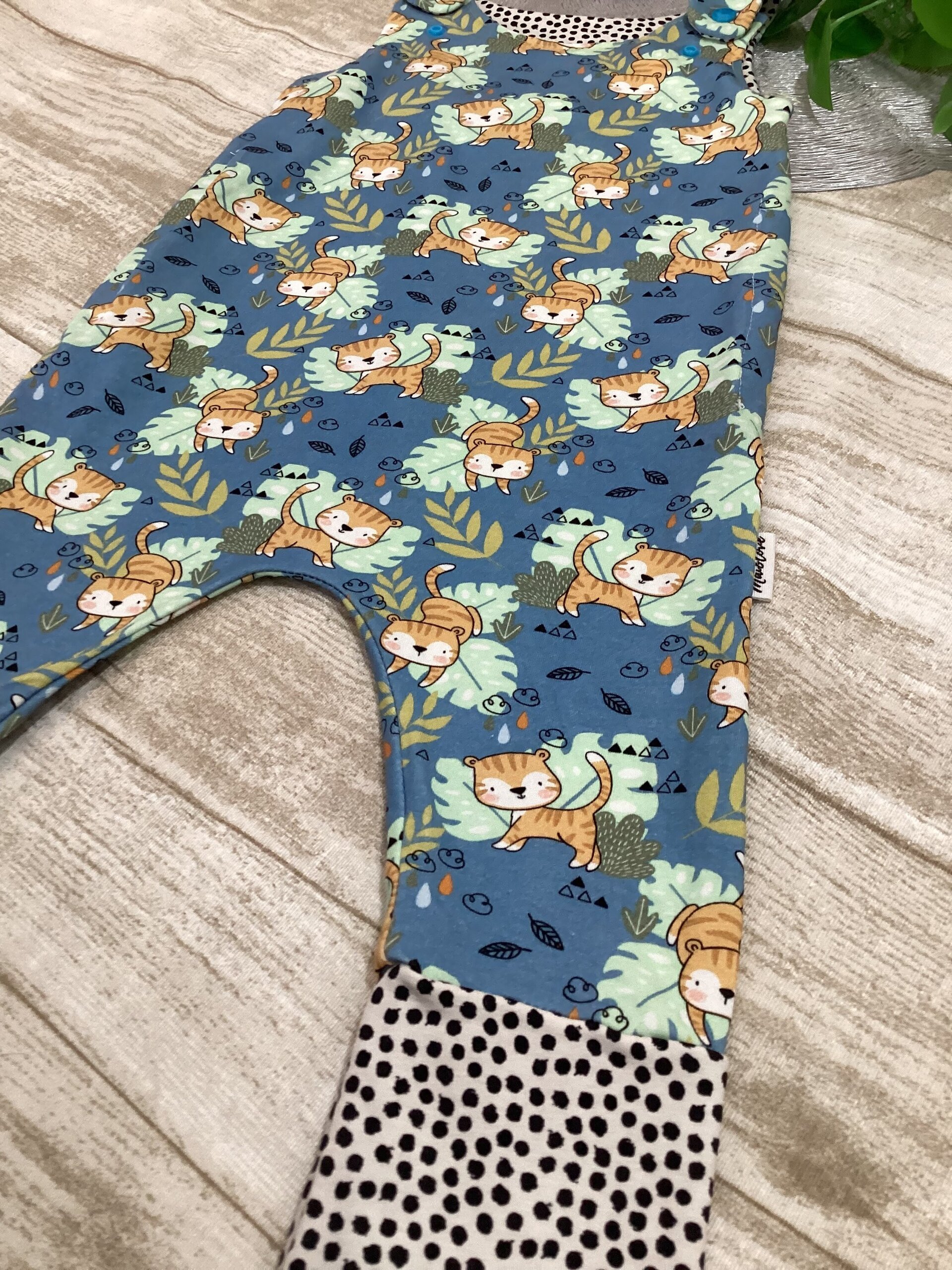Peto evolutivo 3/12 meses. Gatitos con puntos. Punto camiseta. - 2