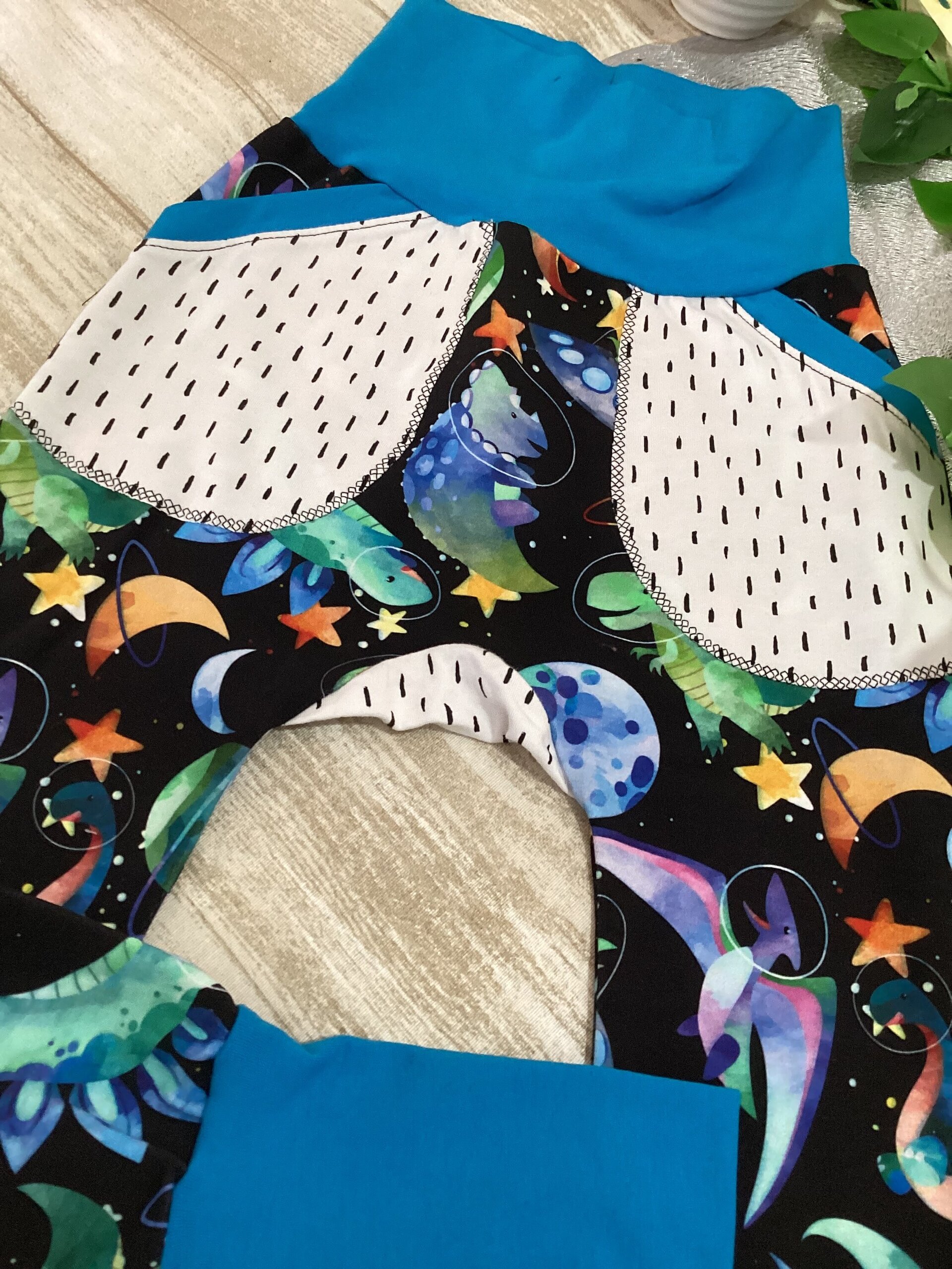 Pantalón cagado o harem. 3/6 años. Dinosaurios espaciales. French terry - 3