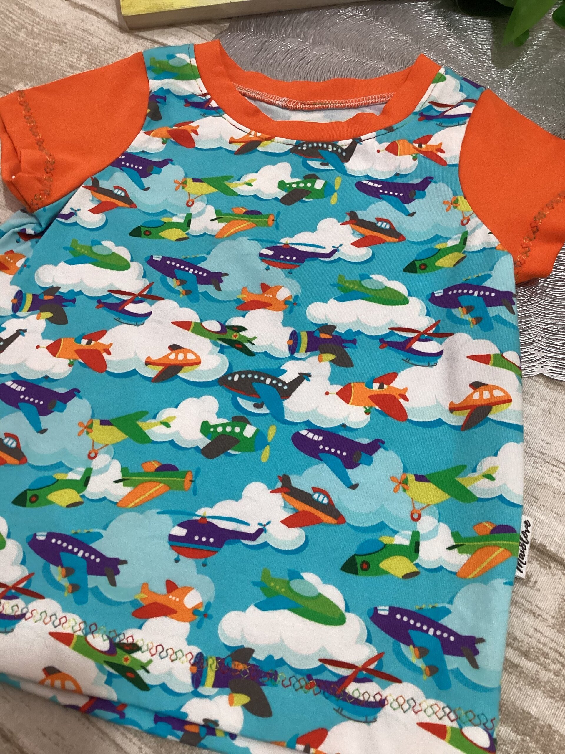 Camiseta 1/3 manga corta. Aviones y naranja. - 2