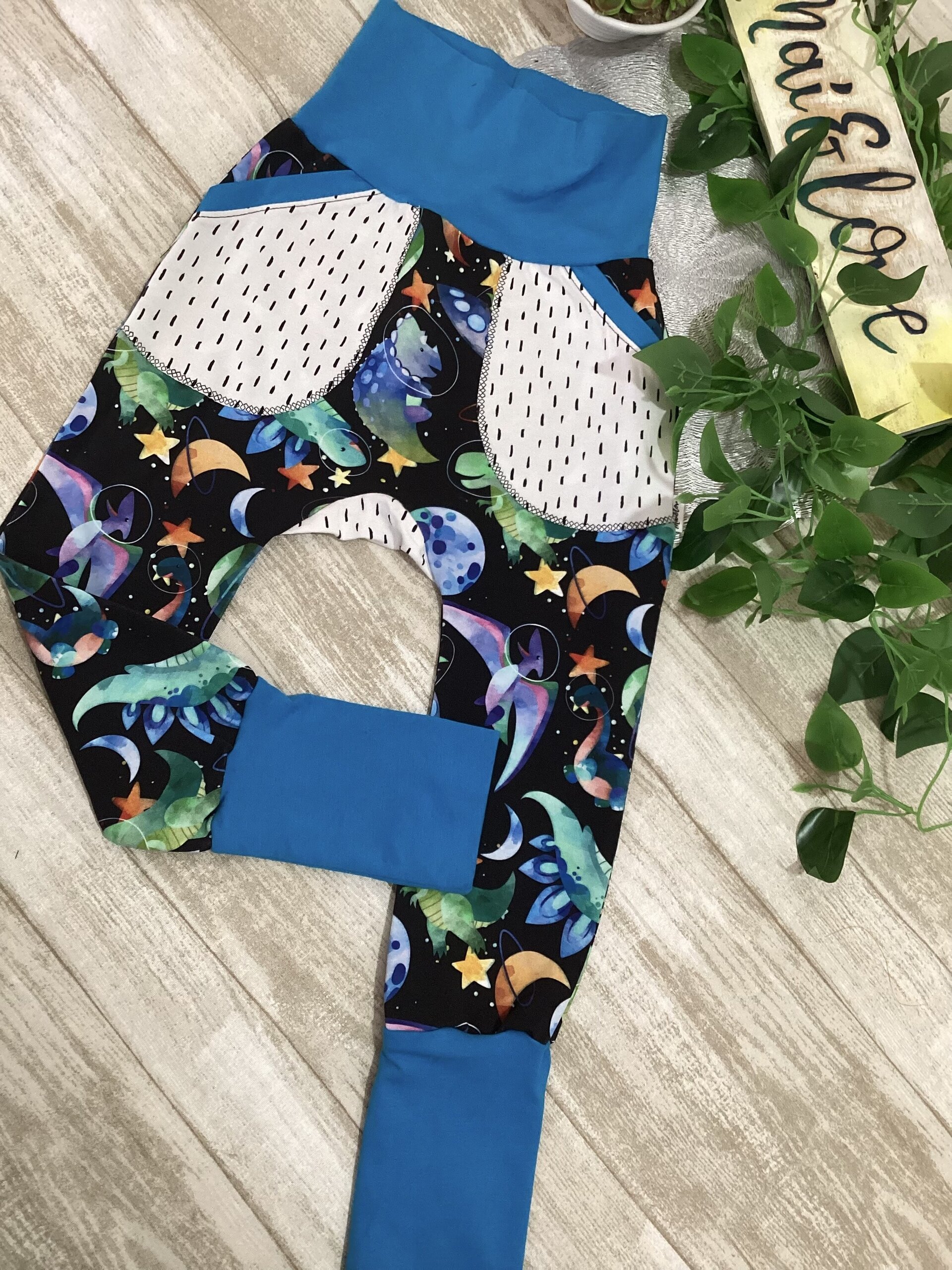 Pantalón cagado o harem. 3/6 años. Dinosaurios espaciales. French terry - 1