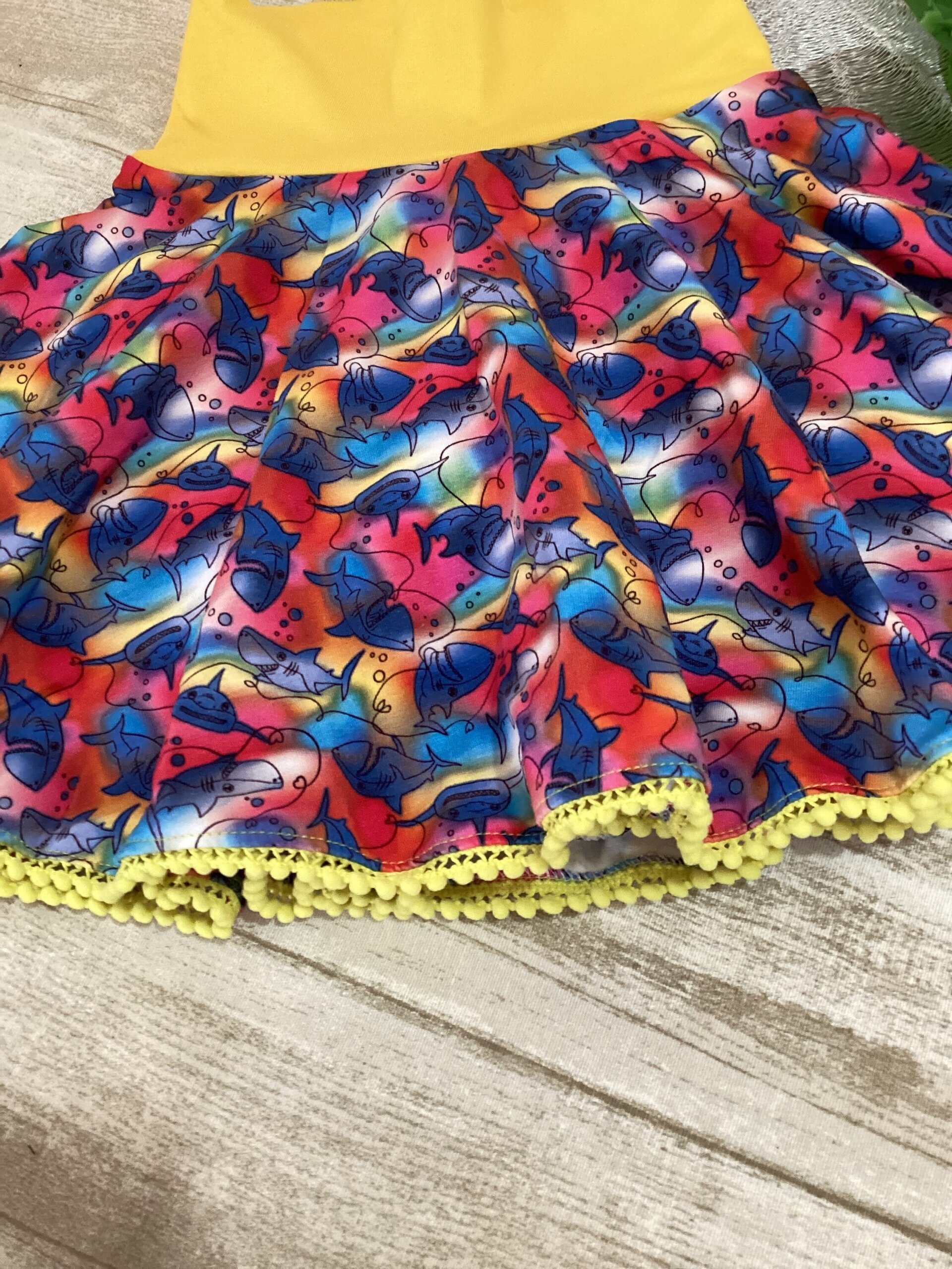 Falda evolutiva 3/6 años con pantalón. Tiburones de colores. Acuarela. Punto - 3