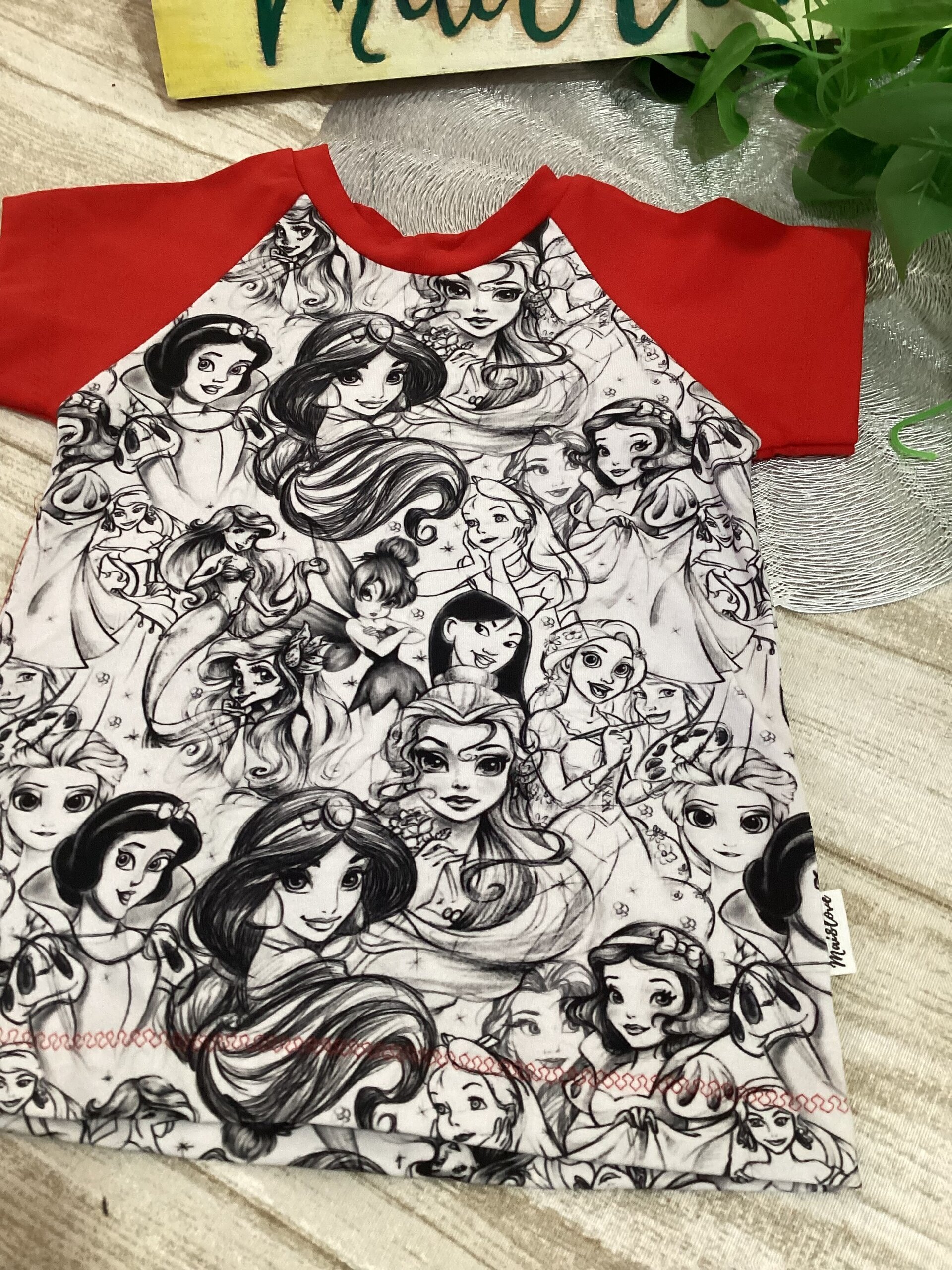 Camiseta talla 2. Princesas pintadas a lápiz. Punto - 2