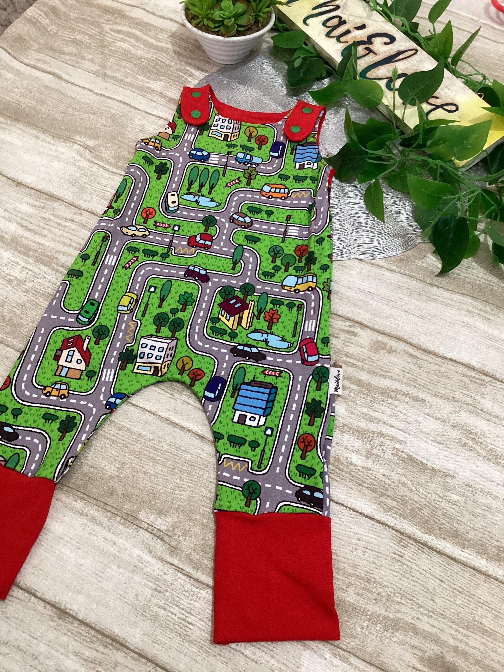 Peto evolutivo 3/12 meses. Carreteras y coche. Alfombra juegos. Punto. - 2