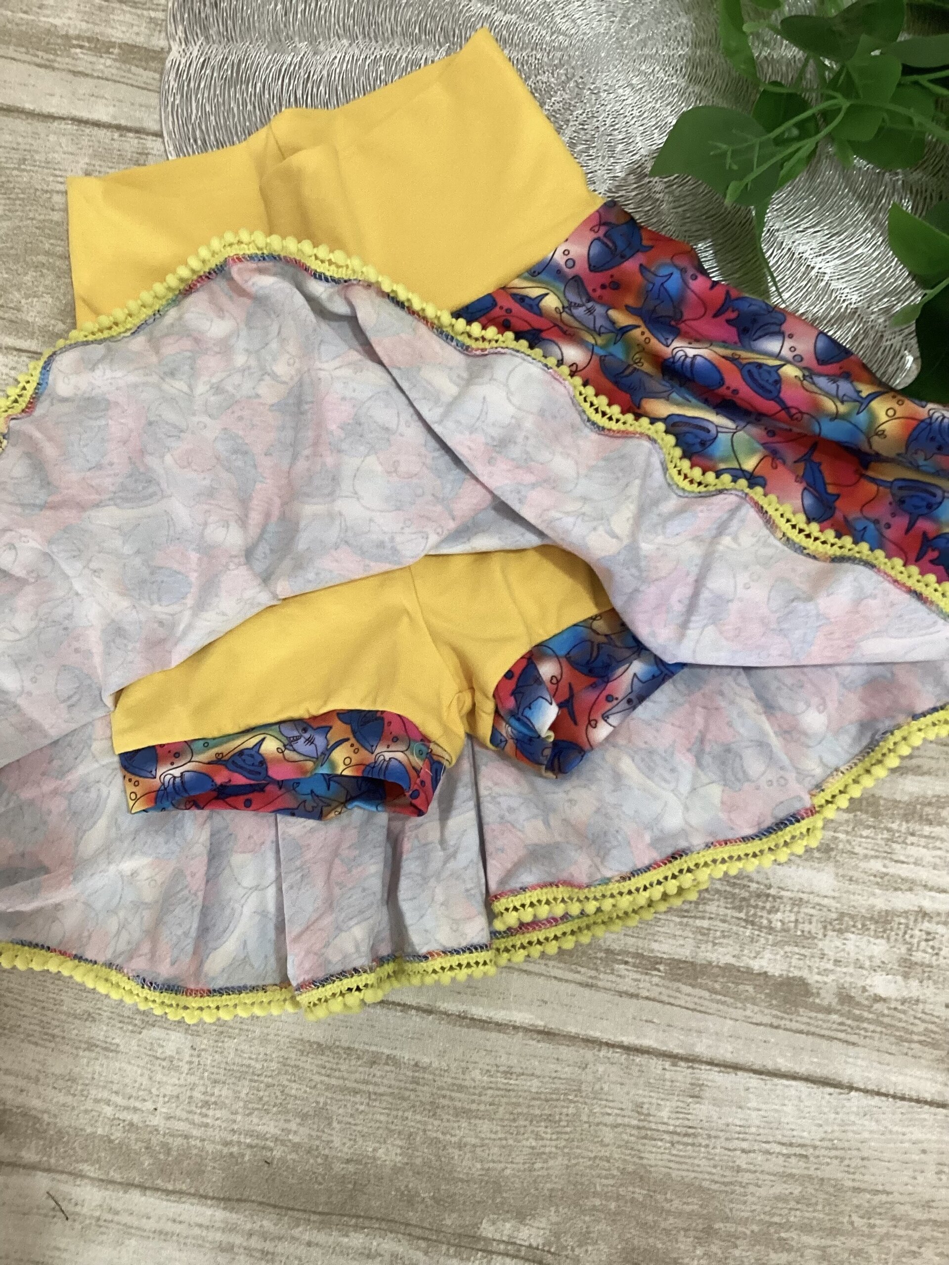 Falda evolutiva 3/6 años con pantalón. Tiburones de colores. Acuarela. Punto - 2