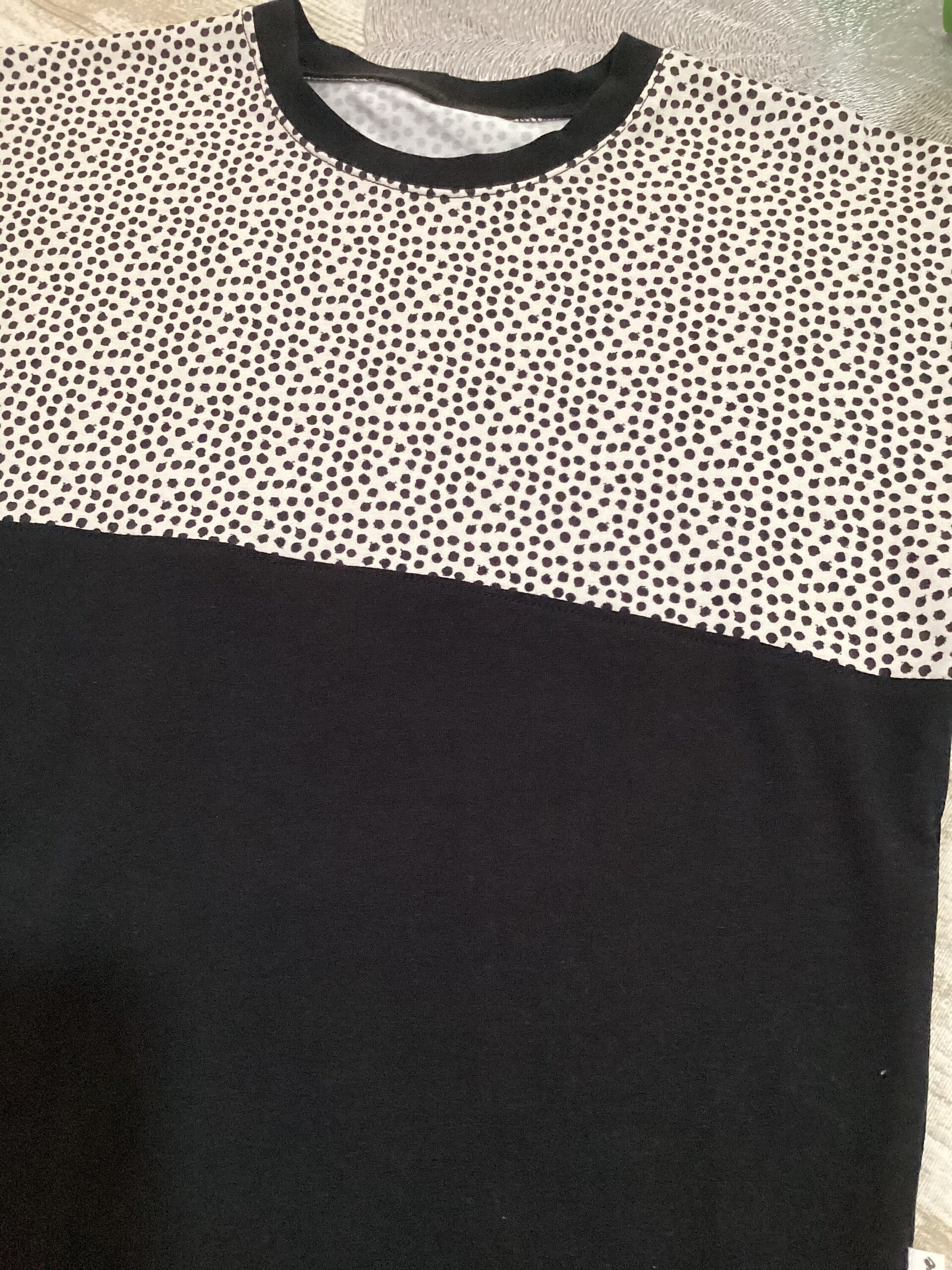Camiseta dolman 6/9. Puntitos y negro. - 2