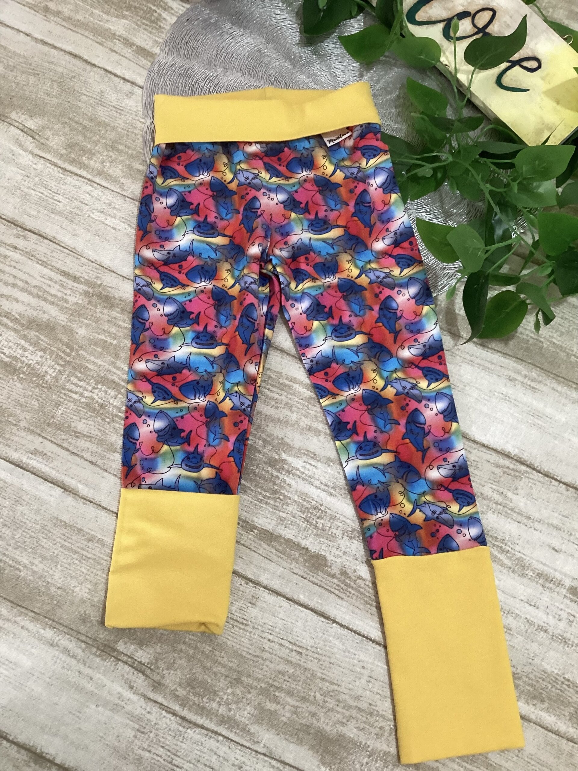 Pantalón leggins 1/3 años. Tiburones de colores. Punto camiseta - 2