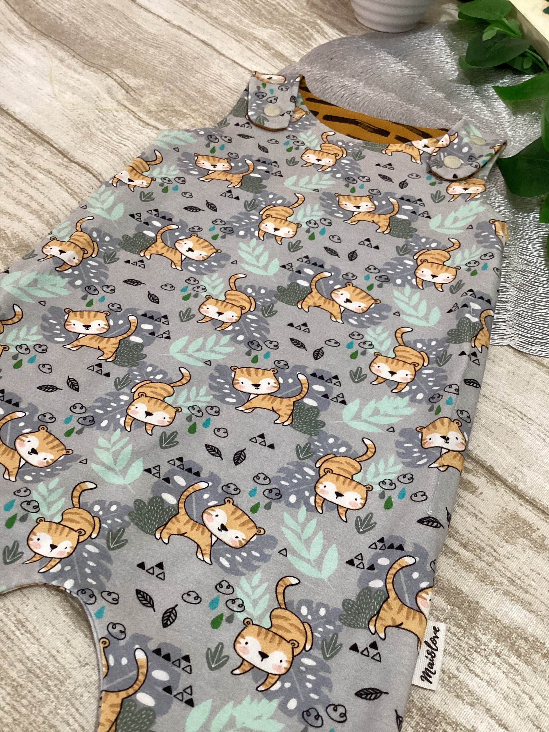Peto evolutivo 3/12 meses. Gatitos mostaza. Punto camiseta. - 3