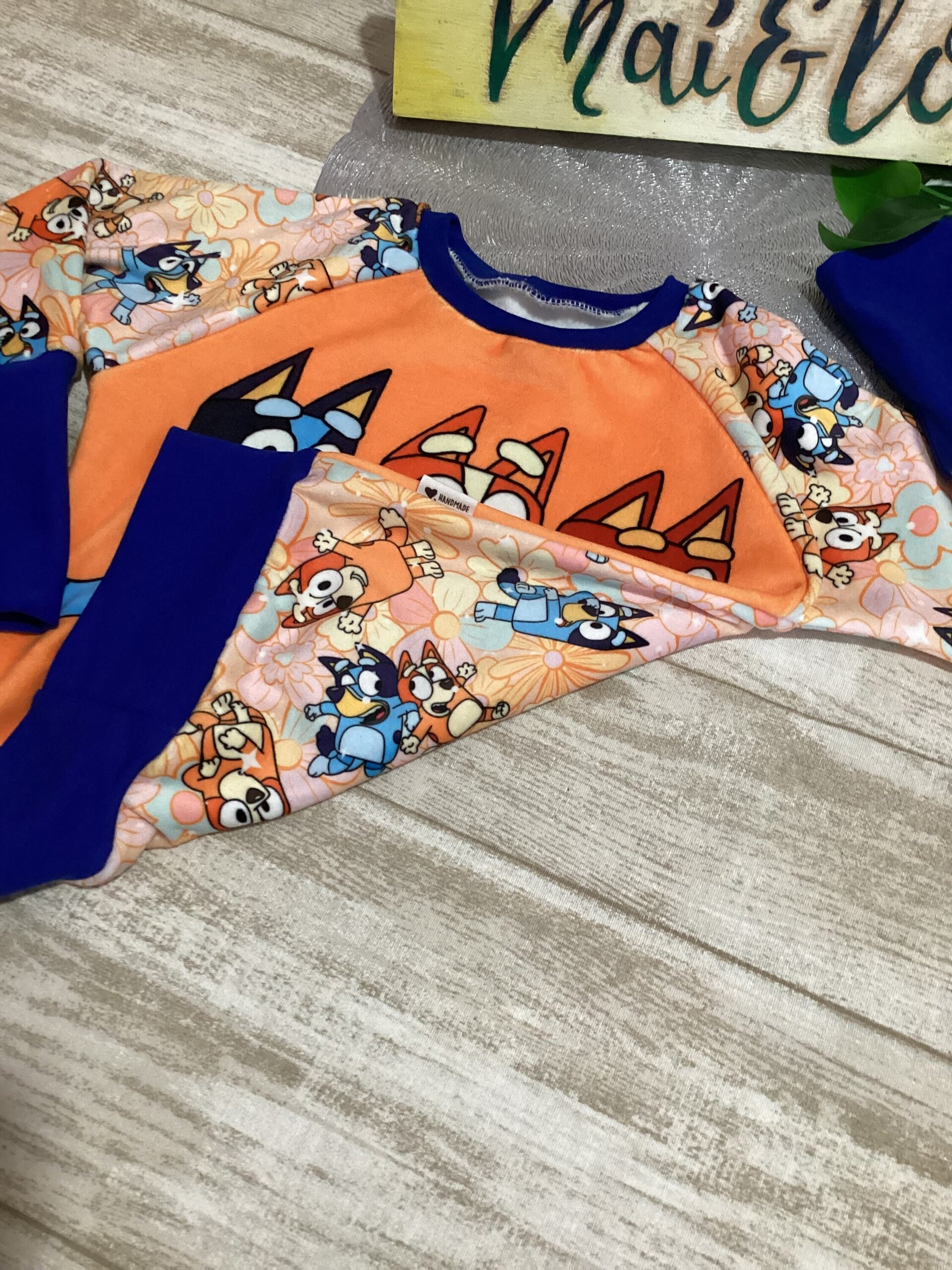 Sudadera 1/3 años. Fluffiest. Bluey y Bingo. Azul marino. Flores - 2