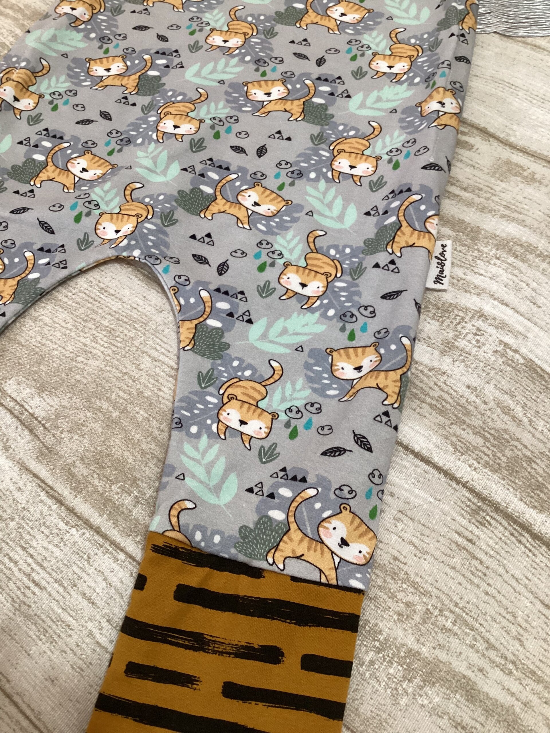 Peto evolutivo 3/12 meses. Gatitos mostaza. Punto camiseta. - 2