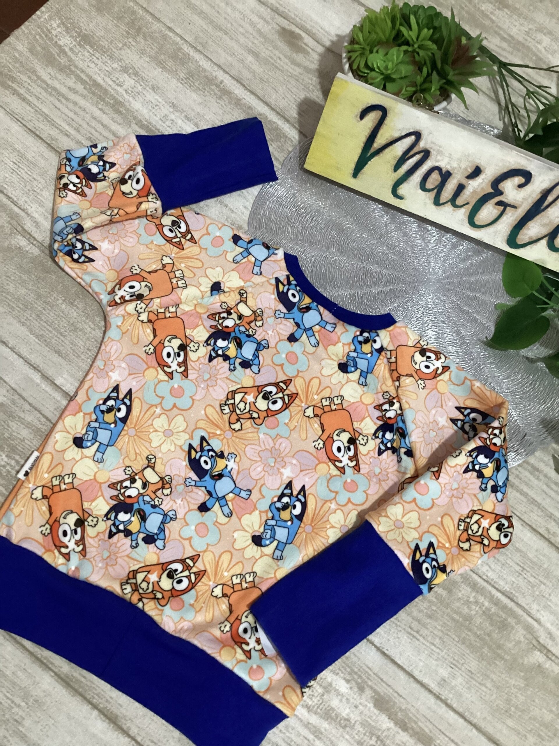 Sudadera 1/3 años. Fluffiest. Bluey y Bingo. Azul marino. Flores - 4