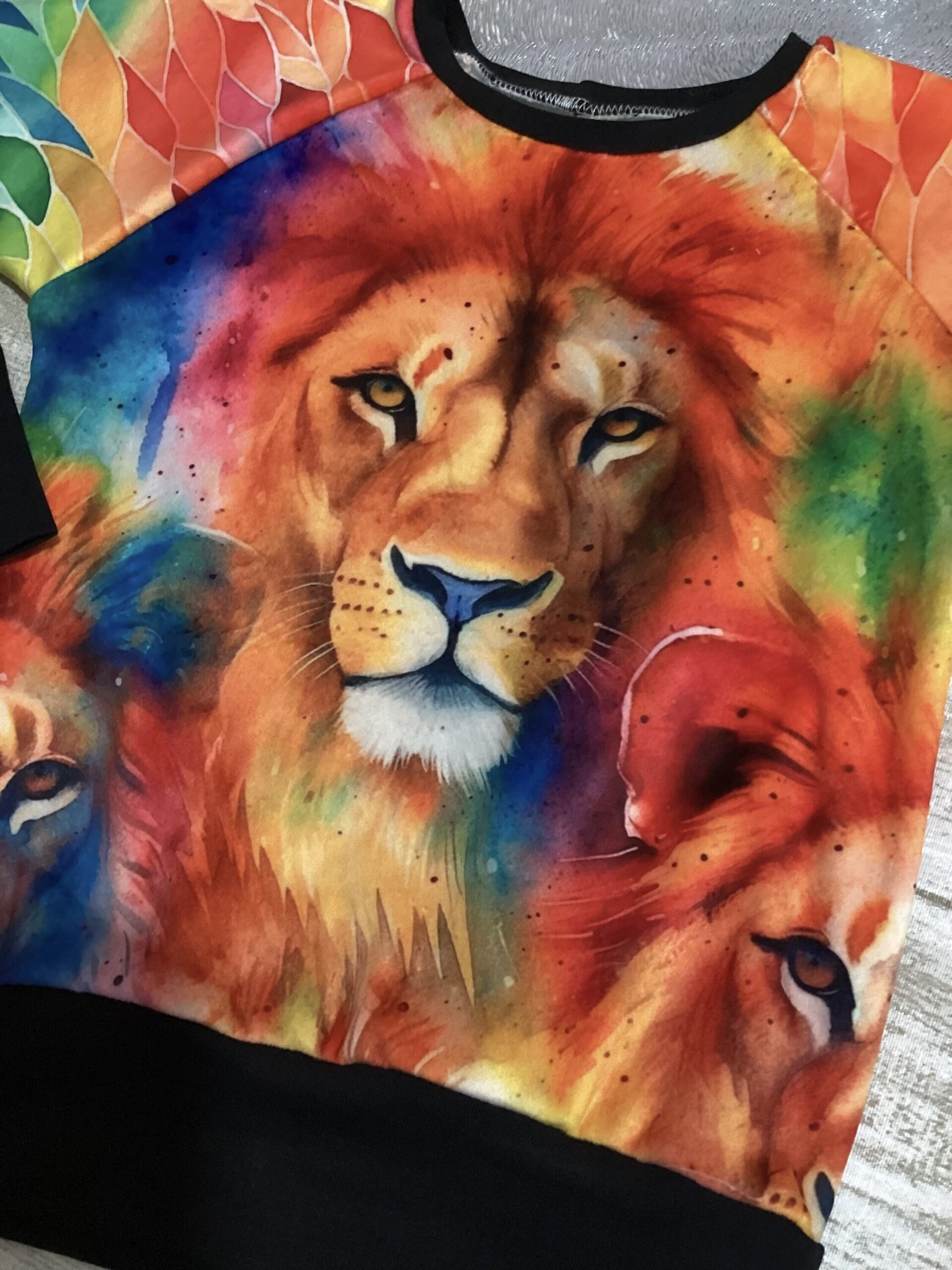 Sudadera evolutiva 3/6 años. Fluffiest. León multicolor acuarela. Plumas. Gotas. - 2