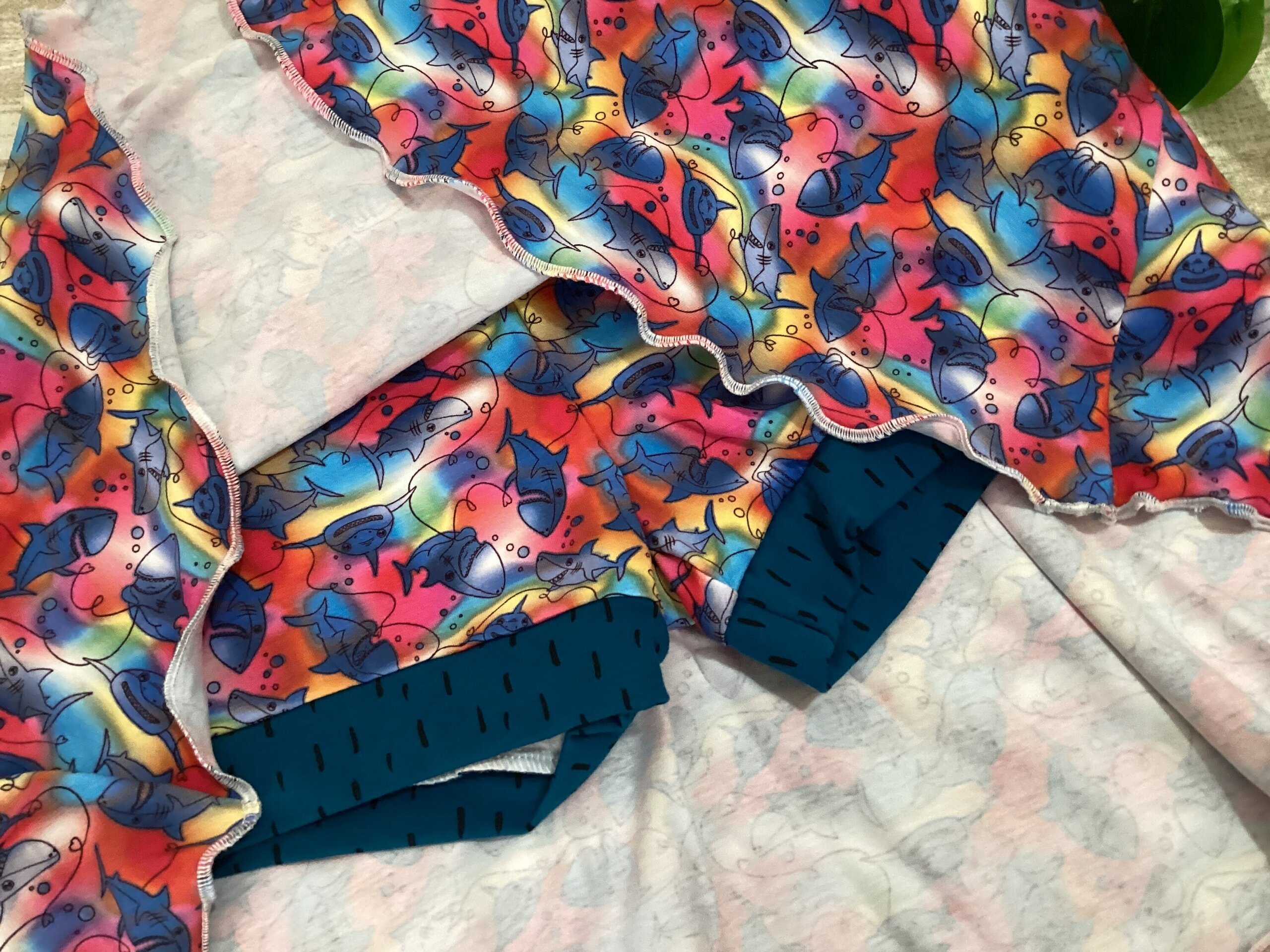 Falda con pantalón 6/9 años. Tiburones de colores. Acuarela. Punto. - 3
