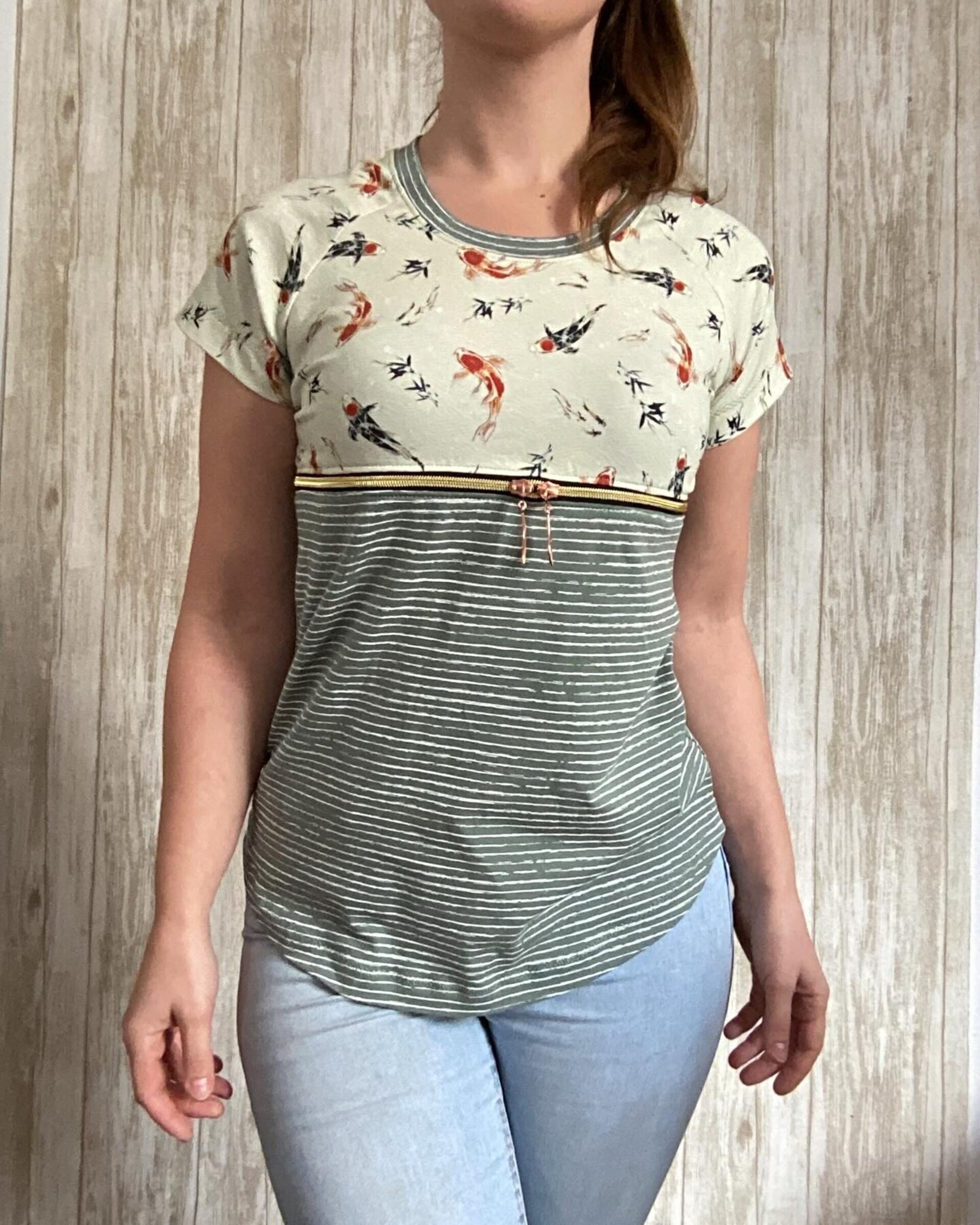 Camiseta “Diana”. Talla S/M .Con cremallera para lactancia. Peces koi y rayas - 3