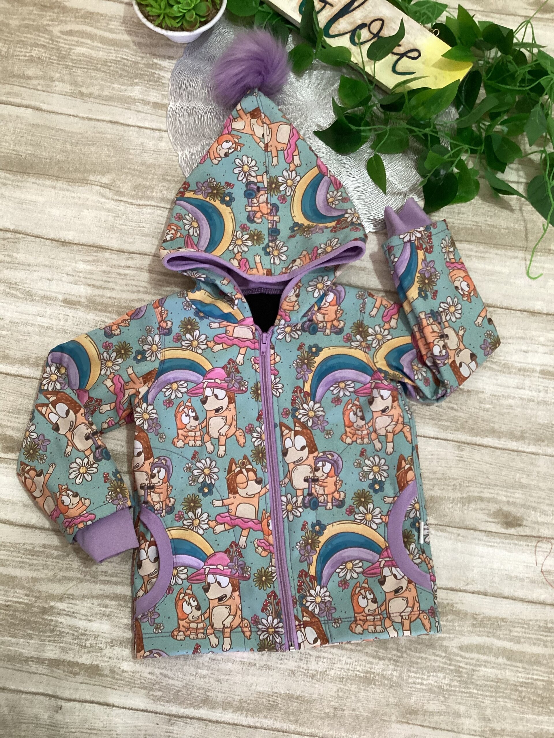 Chaqueta softshell. Talla 4. Mamá bluey y bingo. Con pompón - 4